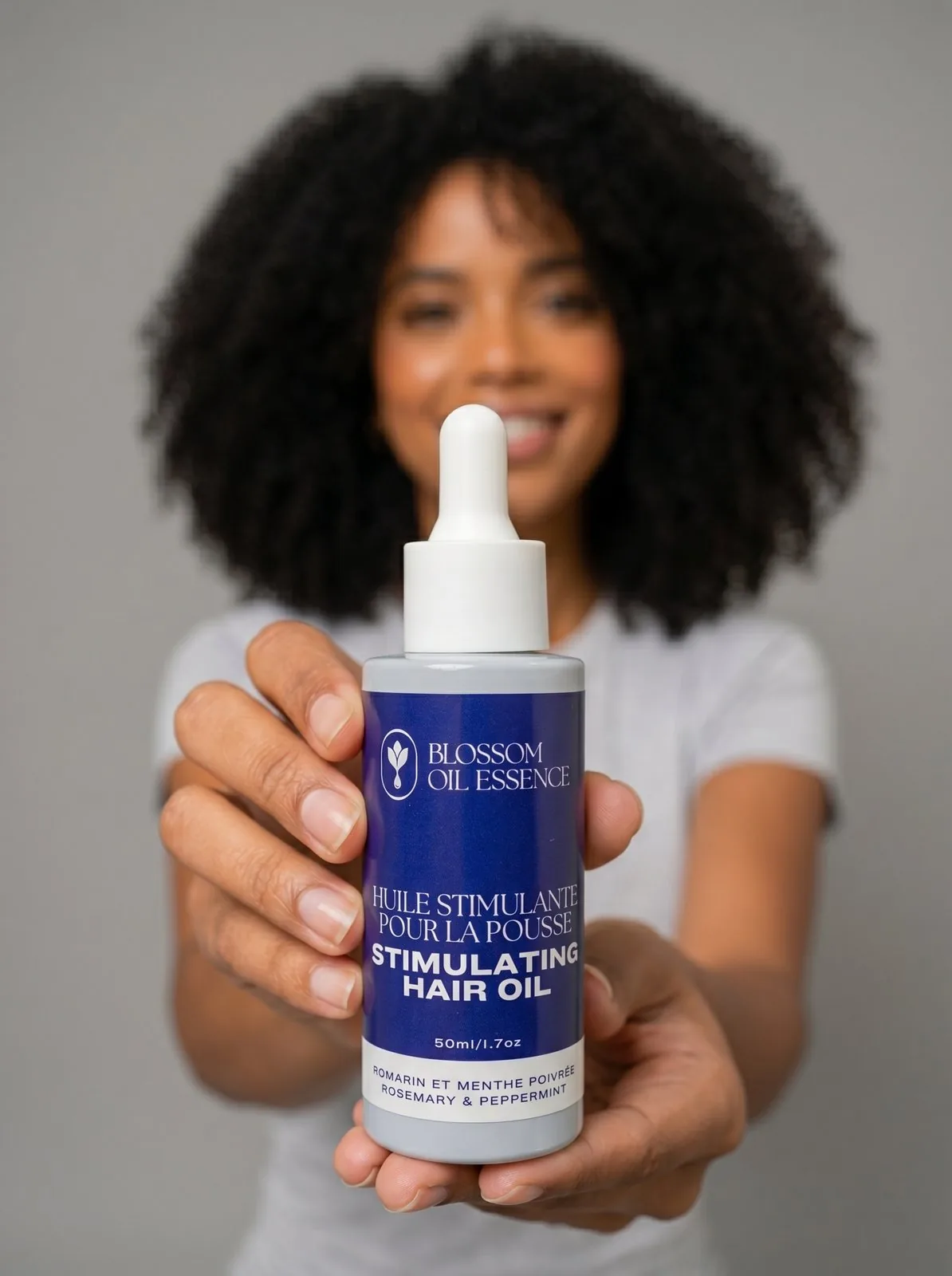 Modelo segurando Stimulating Hair Oil